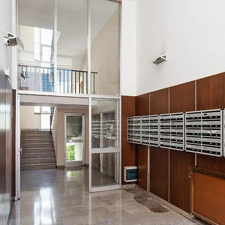 Strategic -fully Equipped, 5 Minutes From Station, M2, M3, Airport Shuttle Appartamento